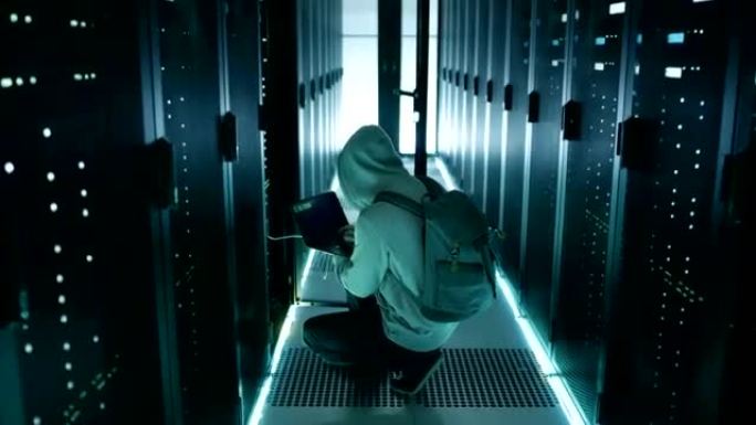 笔记本电脑的黑客闯入公司数据中心并连接到其服务器。