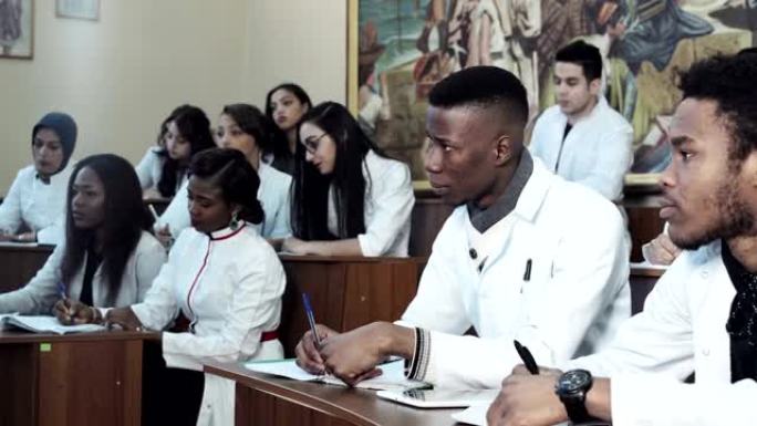 讲座中的多样化医学生