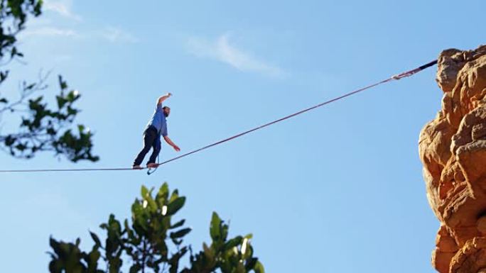 落基山4k高空运动员在松懈线上保持平衡