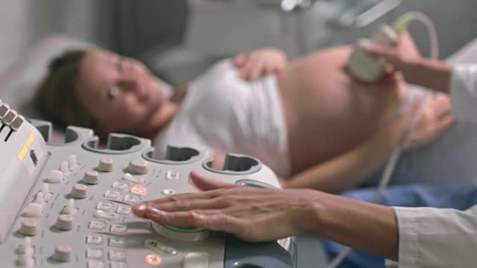 超声波扫描的快乐孕妇