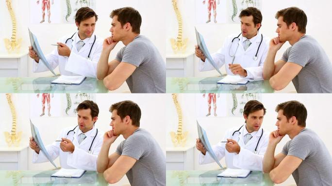 认真的医生和他的病人讨论x光