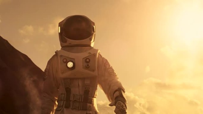 中景宇航员穿着宇航服探索火星/红色星球。第一次载人火星任务，技术进步带来了太空探索和殖民。