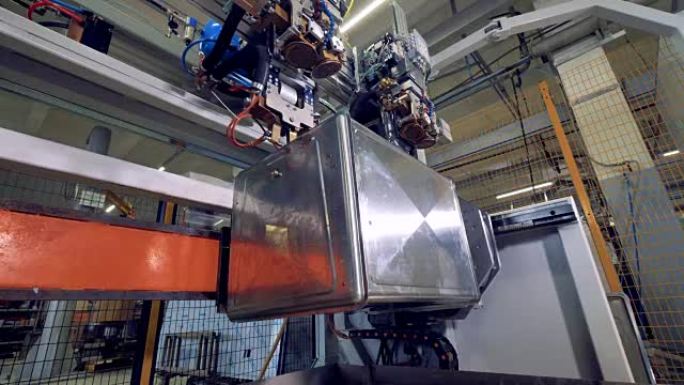 工厂车间的现代工业自动化机器。4K。