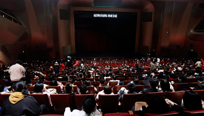 郑州大剧院 扫脸进场 观众席人流舞台演出
