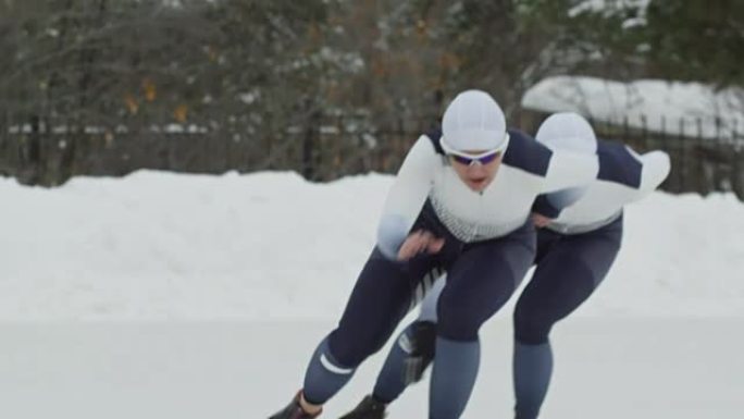 冬季在户外练习的速滑运动员