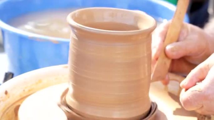 陶工轮子上的粘土造型。