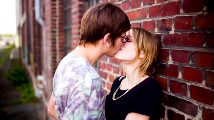 青少年情侣接吻