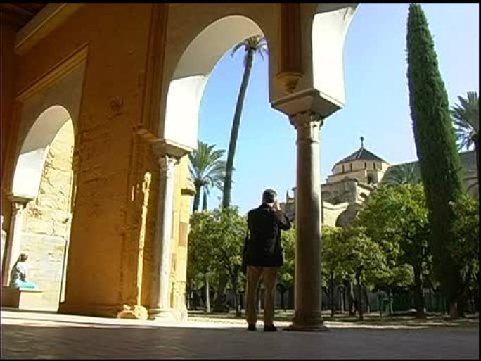 在西班牙科尔多瓦，一名男子正在拍摄La Mequite清真寺