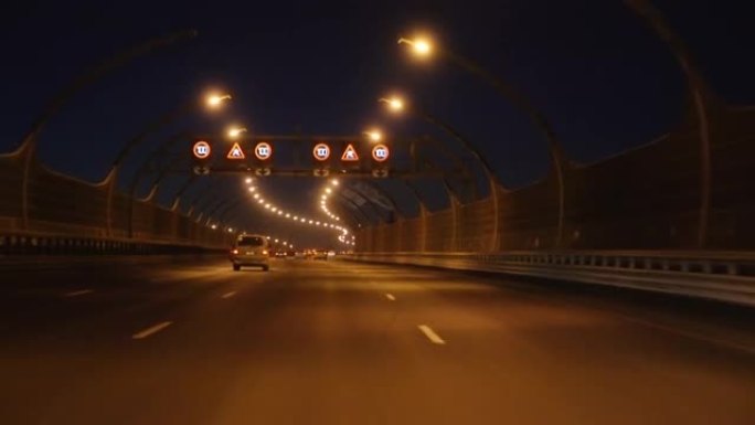 通过大都会高速公路路口的驾驶员视点。