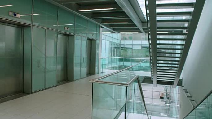 空荡荡的现代办公室走廊，水平平移镜头