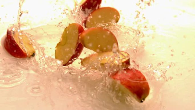 苹果碎片在白色潮湿的表面上掉落和弹跳