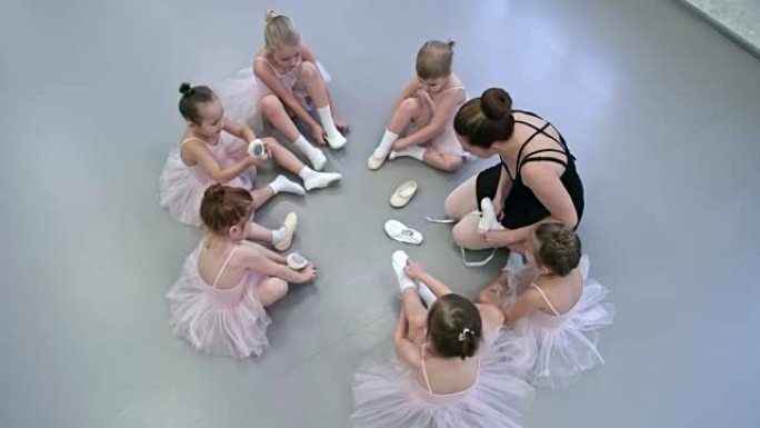 在芭蕾舞课上围坐一圈