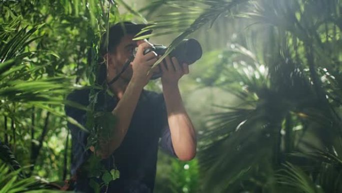 专业野生动物摄影师在丛林森林拍照
