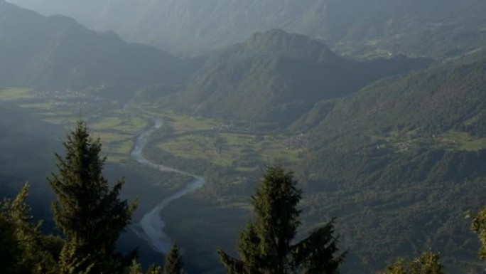空中: 美丽的河流在朦胧的早晨蜿蜒穿过山谷