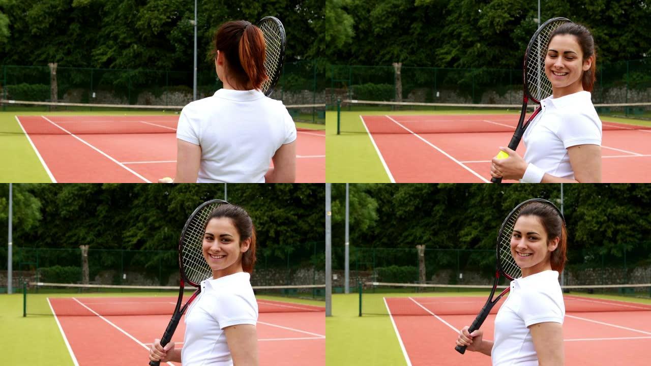 漂亮的网球运动员对着镜头微笑