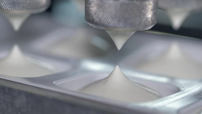 在现代生产工厂将酸奶油倒入罐头的工业机器。酸奶油生产。