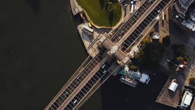 空中俯瞰布鲁克林大桥。无人机在美国纽约布鲁克林东河岸边转弯