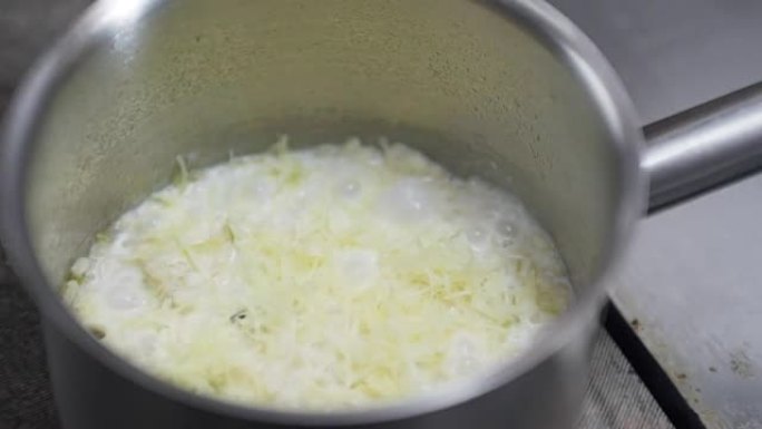 在米饭和奶油中加入奶酪