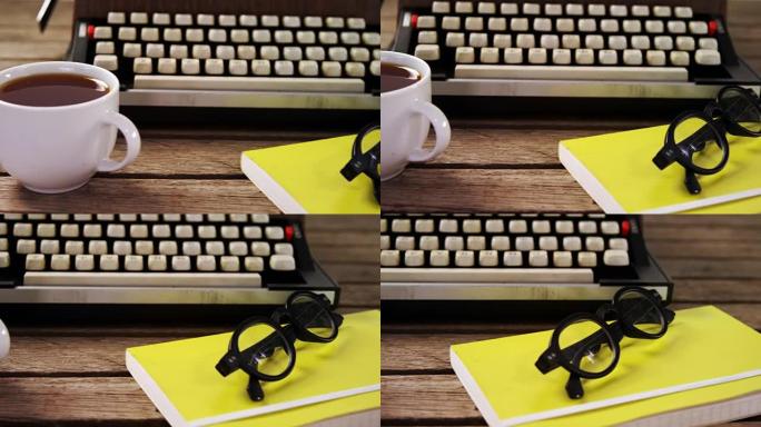 老式打字机、日记、黑咖啡和木制桌子上的眼镜4k