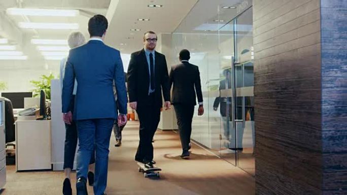 时尚西装的商人骑着滑板穿过公司建筑走廊。时尚的玻璃和混凝土建筑，拥有多元文化的商人人群。