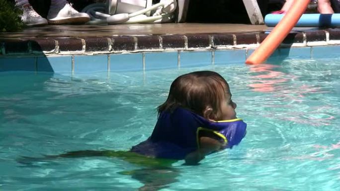 孩子们在游泳池里玩泡沫浮子。