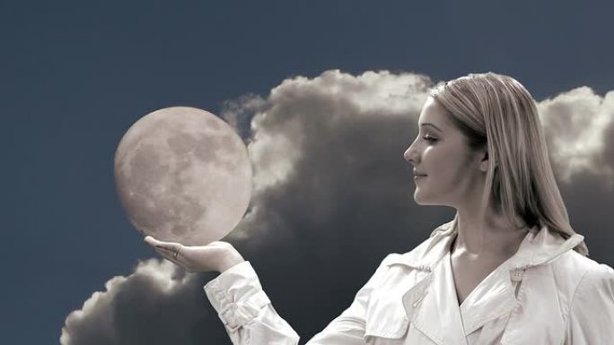 看着满月的女人