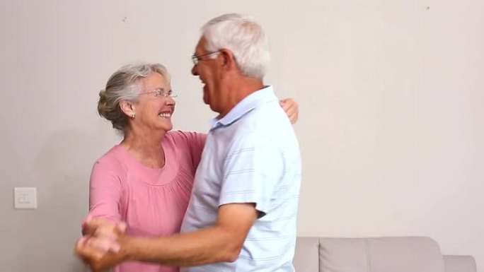 老年夫妇一起跳舞