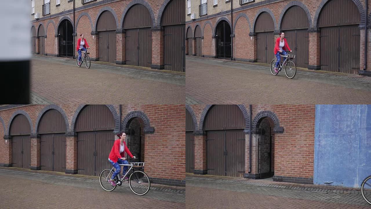 女人穿着健身器材在镇上骑自行车