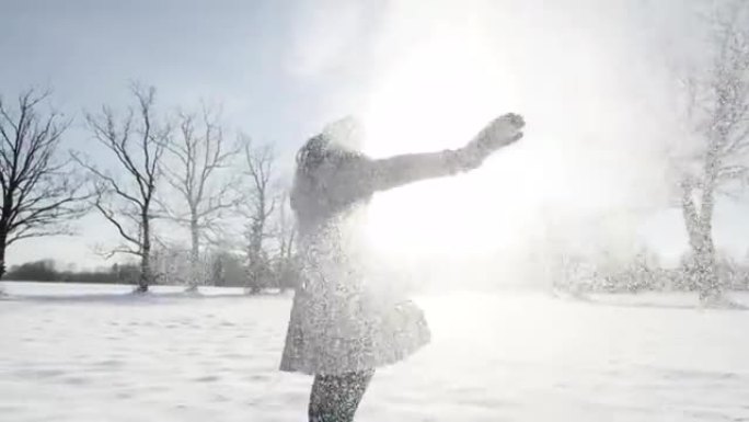 慢动作: 快乐的年轻女子玩雪