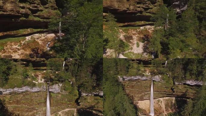空中: 惊人的双瀑布从山上冒出来，从岩壁上掉下来