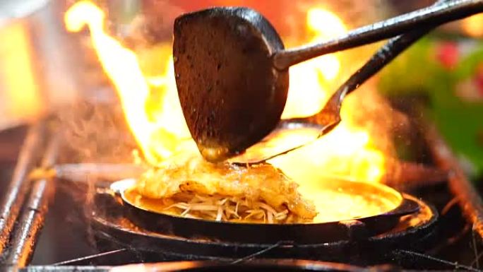 FHD慢镜头特写烹饪炒虾用平底锅的铁锹炒，泰国传统食品，亚洲食品
