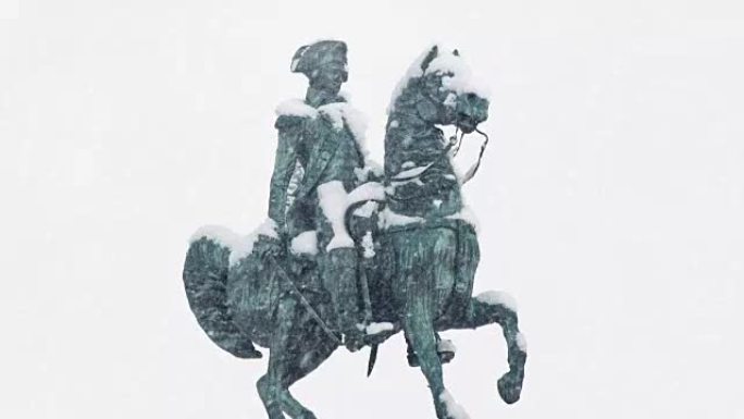 降雪中骑马的人的雕像