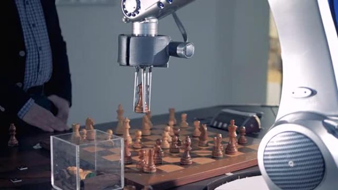 机器人玩跳棋。未来派机器人手操纵器移动跳棋。