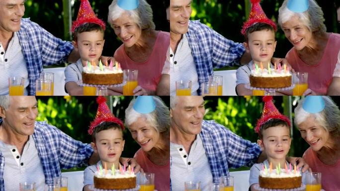 一个小男孩看着他的生日蛋糕