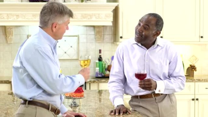 两个成熟的男人在厨房里喝酒，说话