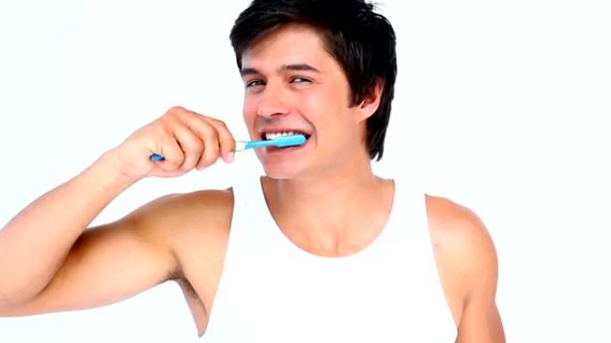 黑发男子刷牙