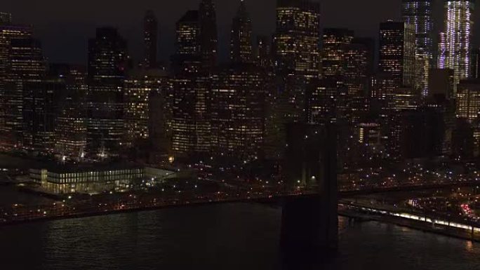 空中: 布鲁克林大桥高速公路通往曼哈顿市中心的交通密集