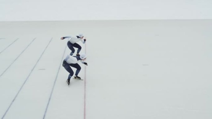 速滑运动员在溜冰场比赛