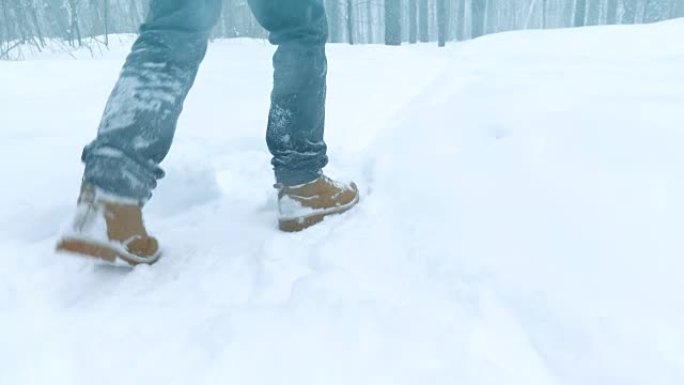 穿着靴子走路的脚在慢动作的冬季景观上，在山上的冬季散步，度假旅游，飘雪