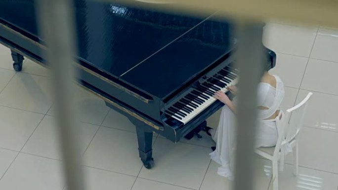 从上面射击的女孩弹钢琴。没有脸。4K。