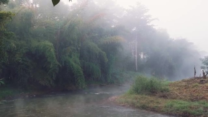 泰国日出时的派河全景。