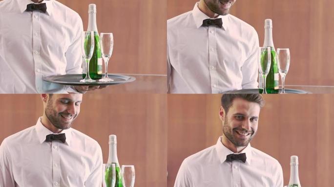 微笑的服务员拿着香槟瓶和长笛