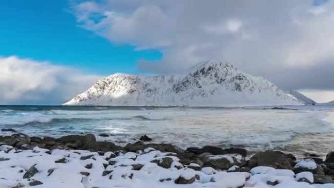 挪威罗弗敦群岛有多云和海滩的雪山的海景的4k时间流逝