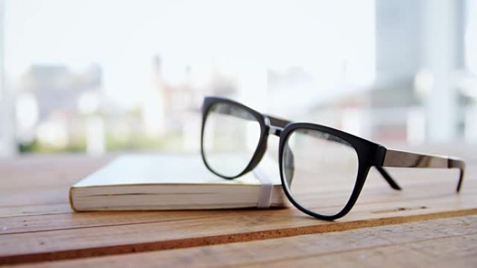 4k书上的眼镜特写