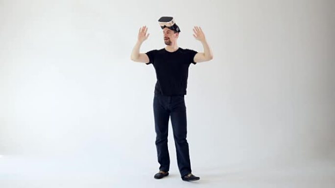一个男人脱下虚拟现实耳机看起来很有趣。