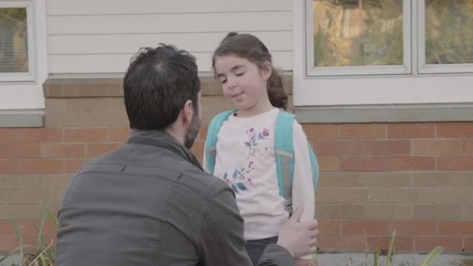 父亲放学后和他的小女儿谈话