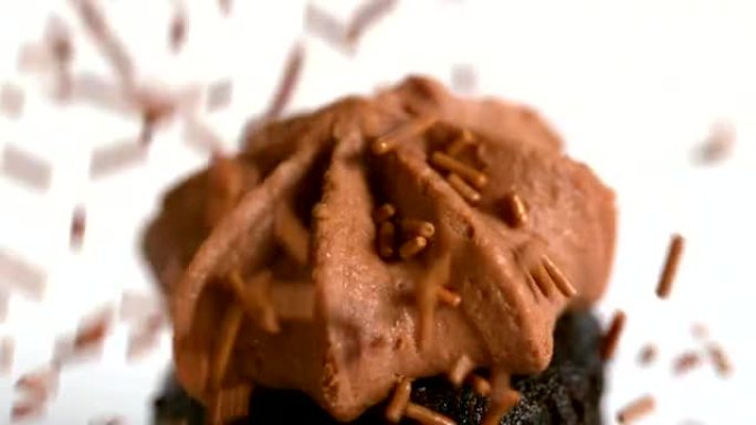 巧克力洒落在巧克力蛋糕上
