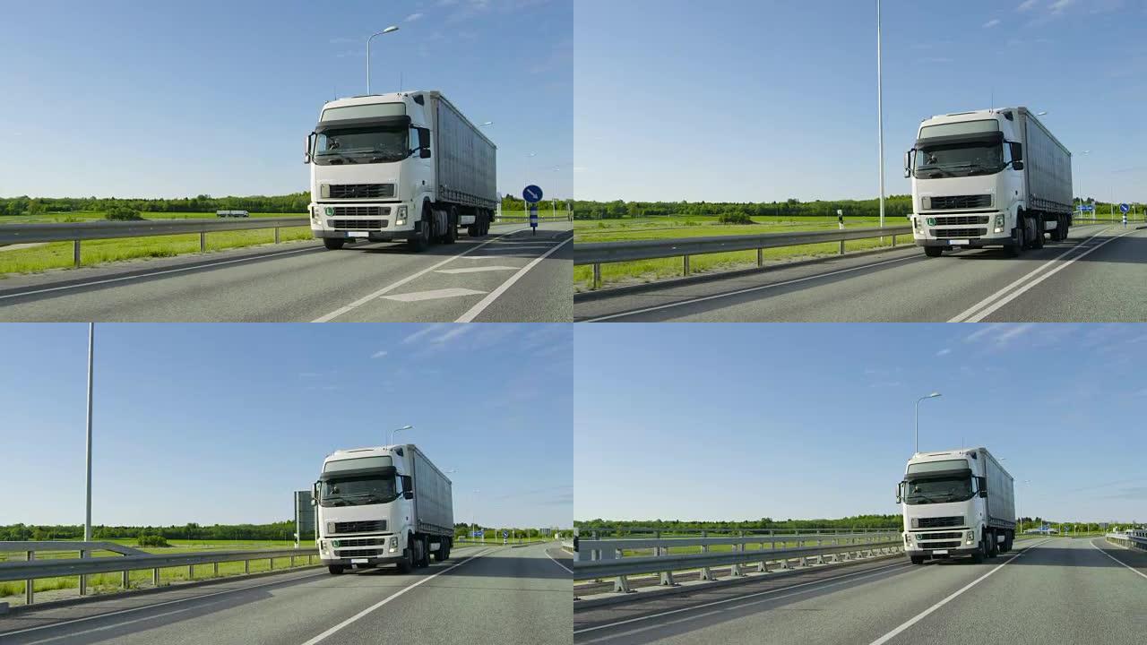 高速公路上载货拖车驾驶的超速白色半卡车。天气晴朗，道路空荡荡。