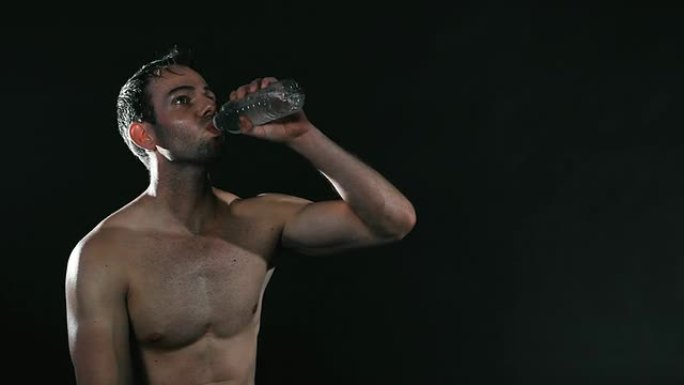 清爽运动男运动男喝水补水