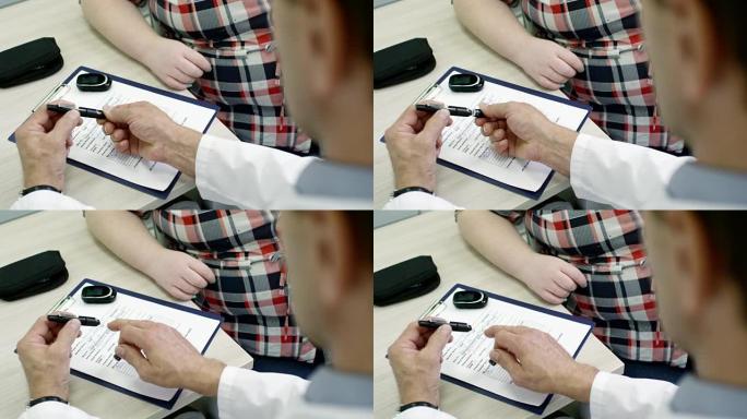 医生教肥胖患者使用血糖仪